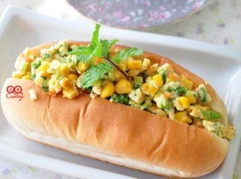 step3: 取出後，將炒好的拌料舀進麵包內即可