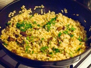 step6: 飯煮至軟身及自己喜歡的硬度後，下牛肝菌拌勻，離火，下牛油及20克芝士，拌勻後，蓋上鍋蓋待三分鐘，最後灑上巴西里即成！