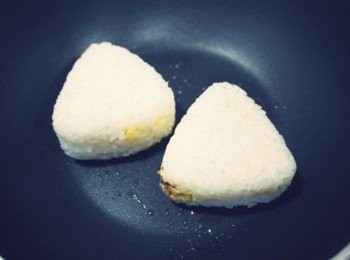 step5: 在鍋中放入奶油~ 溶化後放飯糰煎至有焦香味:)