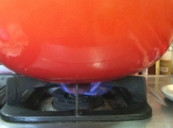 step10: 此時用中小火，煲10分鐘。中途不要偷偷的看呀！(忍),10分鐘後關火焗10分鐘 都是不可以偷看的!!!(再忍)