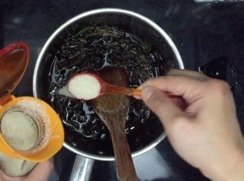 step5: 一次過下生抽跟老抽，這時會起大泡，小火拌至消泡
加入糖，小火煮融，離火待涼
