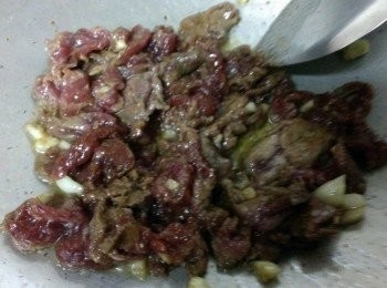 step3: 下油鍋~中小火~一點蒜頭末爆香~冷油的時候下牛肉不斷翻炒至稍為變色~鍋邊嗆米酒~轉大火至五分熟就可以起鍋了( 看個人喜愛的熟度)