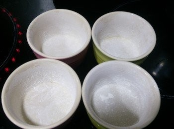 step1: 先將牛油隔水坐溶，取少少掃勻焗模，再灑適量低筋面粉於焗模上，方便之後脫模