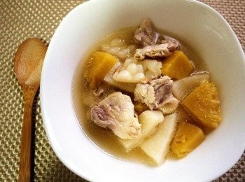 step5: 起鍋撒上少許胡椒粉就可上桌，這道湯品是越熬越甘甜，蔭鳳梨一般超市就買的到了。 口味自己試味道再調整唷!