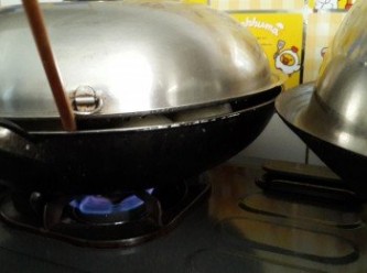 step12: 15分鐘後，將鍋蓋開少少，用筷子頂住，再蒸5分鐘