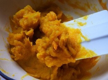 step2: 放入容器中搗成泥備用