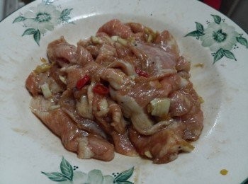 step4: 下調味料 (胡椒粉 > 蒜粉 > 鹽 > 糖 > 餘下蒜片 > 指天椒 > 日式燒汁), 用手將調味料拌勻所有豬頸肉, 備用