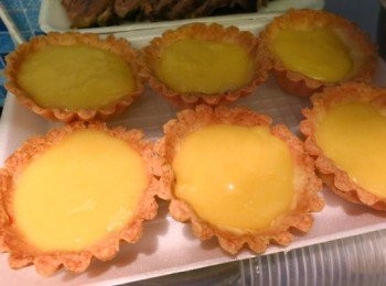 step12: [做飾面]餡料用大匙加入<span class="group_1">撻皮</span>，再唧上蛋白，最後用火槍燒至微焦即成。