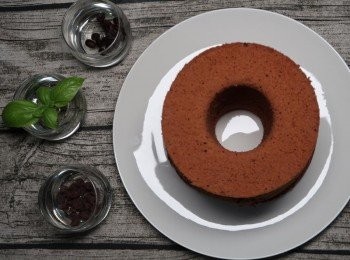 step8: 待放涼後，將蛋糕完整取出，即是一款陽春又美味的巧克力戚風蛋糕。