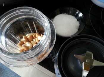step8: 加入糖將花生攪拌成粉