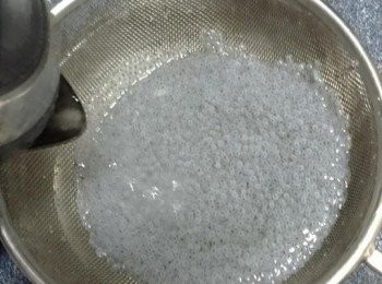 step3: 隔水再倒入滾水沖洗，再次隔水