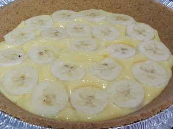 step2: 批撻皮上放入一半吉士醬…… 抹平…… 鋪上已切成1cm厚的香蕉片…… 再放另一半吉士醬…… 表面抹平！