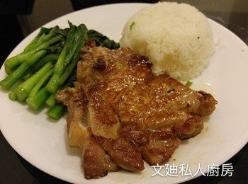 step4: 豬排煎香後再配白飯和青菜即成。
