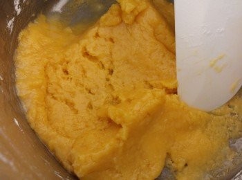 step4: 蛋糊加入巳混合的低筋麵粉和泡打粉再加牛油。