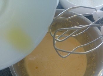 step2: 先打發蛋白中途加入糖份, 然後再打發到蛋白企身備用。蛋黃先打發中途加入糖份, 然後再打發到蛋漿可寫8字, 之後加入奶和油再攪混。