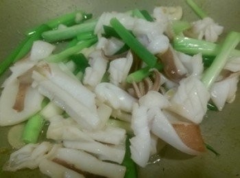 step4: 待水份快收乾及透抽快熟時加入青蔥略炒