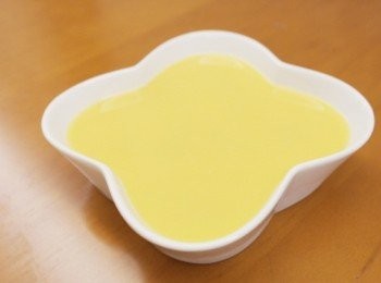 step4: 把拌勻的雞蛋液倒入容器中，將表面的小氣泡戳掉。表面用鋁箔紙覆蓋住，使用夏普水波爐「茶碗蒸」功能時間約30分鐘。*也能使用電鍋或是蒸爐，時間約10-12分鐘即可。