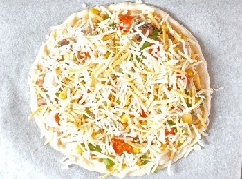 step13: 平均地撒上芝士碎。