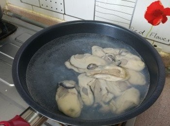 step3: 用熱水煮至8成熟 （時間請按蠔的大小自行調節）