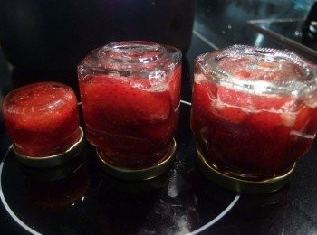 step10: 趁熱將草莓果醬汁加入草莓瓶罐裡,蓋上蓋子做倒扣,即可達到真空狀態,放置冷卻即完成。
