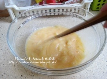 step5: 將雞蛋打入大碗內拌勻 , 逐一加入薯蓉拌勻至幼滑