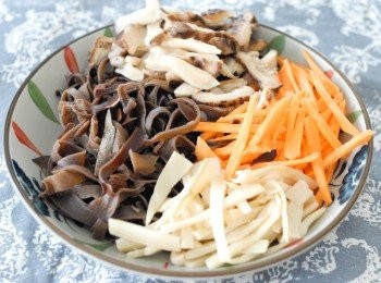 step1: 用少許生抽、糖、生粉醃豬肉15分鐘。將所有材料切幼絲，將雞湯煮沸後，下木耳、香菇、紅蘿蔔、竹荀和肉絲，煮15分鐘