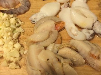 step1: 先把海鮮解凍洗淨後抹乾備用。