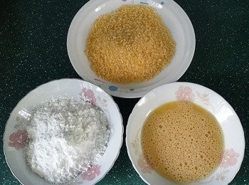 step6: 備好雞蛋液，麵包糠，玉米澱粉。