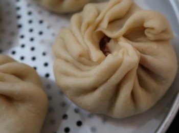 step9: 包子成形後，可先靜置10分鐘再蒸。墊一張烘焙紙或蒸籠紙，加入一杯半至二杯水，蒸至電鍋跳起，再續悶5-10分鐘即可。