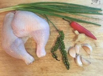 step1: 雞腿洗淨瀝乾；蔥和辣椒還有胡椒粒洗淨；薑去皮備用。