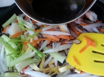 step15: 用1湯匙油起鑊,將所有材料加入,落調味料炒勻,炒約2分鐘即可