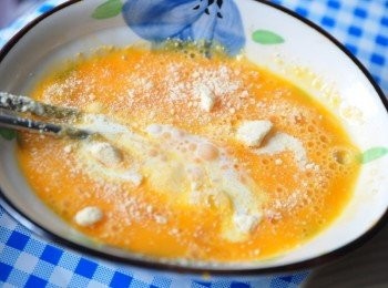 step2: 接著將雞蛋打入碗中，加入適量的起司粉、鹽巴、鮮奶拌勻