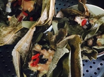 step3: 加入雞肉、雲耳和杞子，封口，蒸7-10分鐘即可。