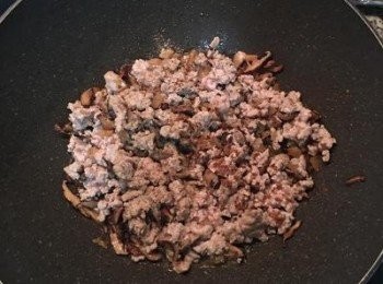 step6: 放入絞肉炒熟；