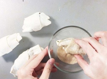 step4: 將肉桂糖倒在碗內., 把肉桂糖平均沾滿在香蕉酥上,放在焗盤上。
(如沒有肉桂糖, 可以3g肉桂粉+10g砂糖拌勻)