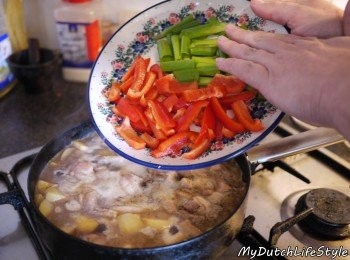 step5: 最後加入青蔥和紅椒(增色，因個人喜好添加)。