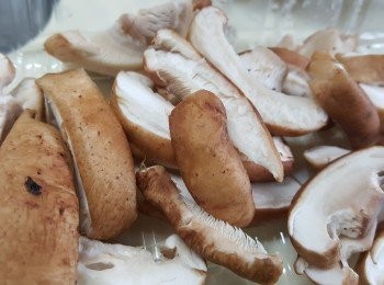 step1: 洗淨所有<span class="group_1">材料</span>，將鮮菇用濕布抹淨後，切條備用。