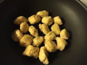 step3: 大火下油落豆卜, 蝦膠向底, 煎至金黃後盛起備用