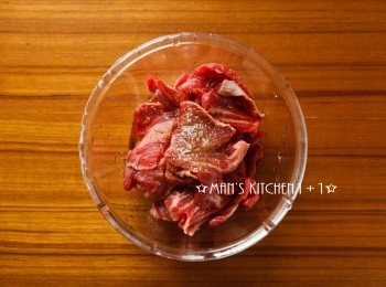 step1: 首先將牛肉與<span class="group_2">醃料</span>均勻混合備用。