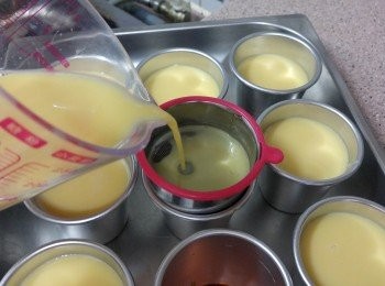 step8: 把蛋漿過篩入模