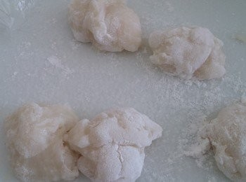 step5: 隔水蒸10分鐘唔黐快子就巳經熟,攤凍分幾份，糯米皮表面可選椰蓉或熟粉