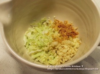 step4: 將小蝦乾和炸麵糊加到已切丁的椰菜