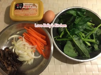 step1: 用暖水浸粉絲至軟身，蛋撥起後煎薄片再切條，洋蔥/紅蘿蔔切條備用；