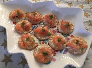 step3: 用手或較剪將煙三文魚撕成細塊，放上餅上