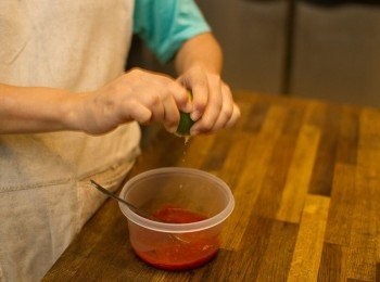 step5: <span class="group_1">醬汁</span> 加入一點檸檬汁和蜂蜜