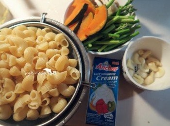 step1: <span class="group_1">食材</span>準備:1.麵川燙至8分熟. 2.蘆筍用刨刀刮除較粗的部分切段備用. 3.菇類洗淨備用 4.南瓜切片蒸熟備用 5.大蒜切碎備用 6.鮮奶油100CC