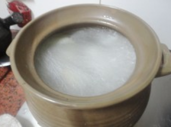 step5: 排骨，椰子薑倒入陶瓷鍋，加適量清水大火煮開。