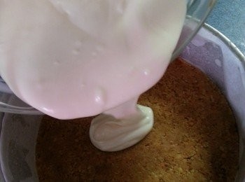 step9: 再倒入已經雪硬身之餅模上,放入雪櫃雪起碼超過4小時以上待雪至凝固(不用放冰箱)