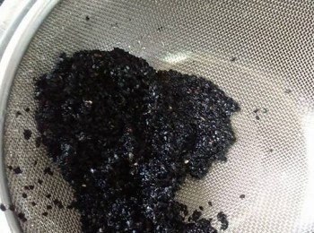 step3: 1.5小時後倒入已經洗淨的黑芝麻，大火煲滾，最後較細火煲多30分鐘，落適量粗鹽調味即成