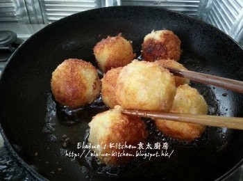 step9: 鑊中加入油 , 放入薯波以半煎炸的方式成金黃色